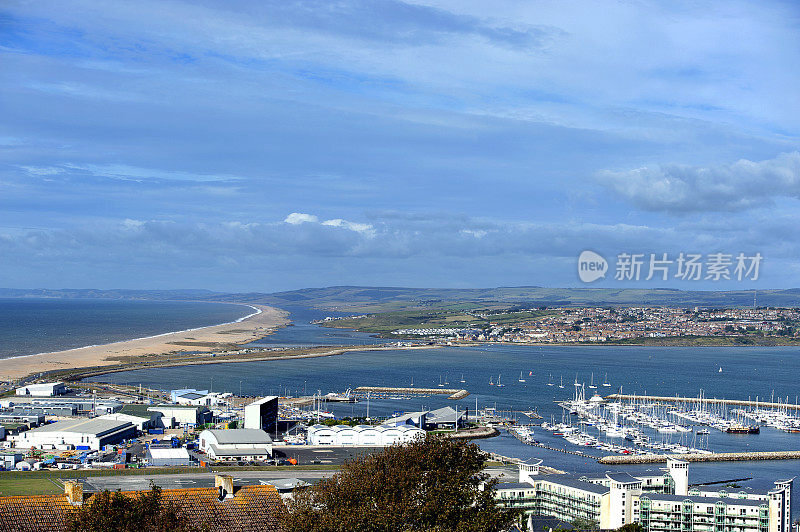 来自英格兰多塞特郡波特兰岛的Chesil Beach和Weymouth Bay。